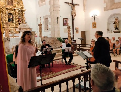 La Orquesta Euroamericana y la soprano, Eva María del Moral, emocionaron a los asistentes al concierto en la Iglesia de Atanzón.