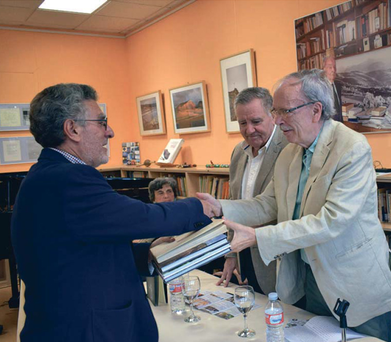 Jesús Orea entrega sus tres libros editados a Antonio Hernández y la Fundación Siglo Futuro